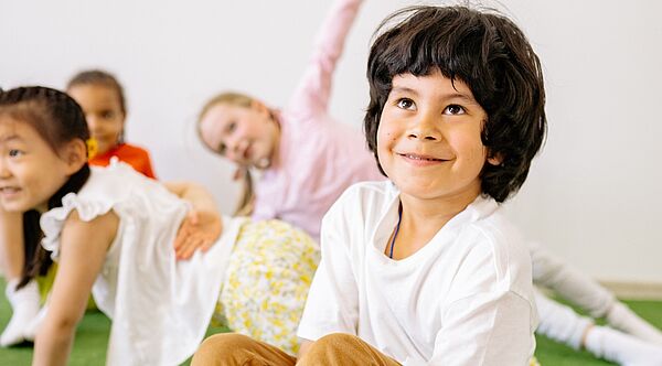 Junge mit anderen Kindern in einer Kindertagesstätte