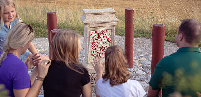 Römischer Meilenstein und Weihestein
